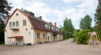 Två daghemsavdelningar inleder sin verksamhet i Klinkbacka skolas byggnad i Pojo från och med nästa vecka. Klinkbackan koulu stängde hösten 2021.