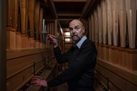 Diplomorganist Anders Storbacka är ett orgelfreak. Här visar man hur en rad av piporna i Ekenäs kyrka ska stämmas manuellt. 