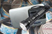 En fungerande ficklampa och radio hör till basutrusningen då man förbereder sig för att klara störningssituationer i samhället. När man väljer konserver till sitt reservförråd lönar det sig att köpa sådan mat man tycker om.