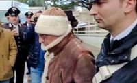 På en stillbild från ett videoklipp från gripandet syns Matteo Messina Denaro iklädd mössa och skinnjacka.