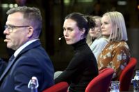 Tre i topp. Samlingspartiet, Socialdemokraterna och Sannfinländarna är nära varandra i täten i den senaste väljarbarometern. Från vänster partiledarna i respektive parti, Petteri Orpo, Sanna Marin och Riikka Purra. I bakgrunden skymtar Maria Ohisalo vars De Gröna tappar mest i den här mätningen.