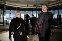 Airi Kallio och sonen Leo-Matti Kallio i rotundan i det nya kaféet och restaurangen i Kajsaniemi.