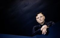 Londonbaserade kläddesignern Ella Boucht är aktuell med att skapa en ickebinär promotionsdräkt för Nationalbiblioteket i Helsingfors. Till vardags arbetar hen som kläddesigner i London.