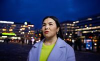 Miljontals barn, främst flickor, faller offer för Talibans brutala och diskriminerande styre. Människorättsaktivisten Aziza Hossaini försöker hjälpa de utsatta så gott det går. Samma våldsamma regim gjorde henne föräldralös när hon var liten.