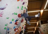 Henna Mäkinen är en av ägarna bakom Boulderkeskus och trivs själv på klätterväggen.