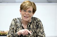 Christina Gestrin är Folktingssekreterare på Folktinget tycker att Helsingfors universitetssjukhus behöver en bättre språkplanering.