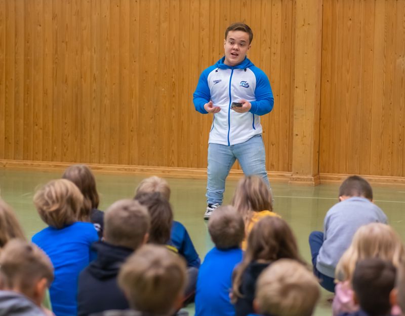 Henrik Krogius håller en föreläsning i Tusby under Para School Day-evenemanget.