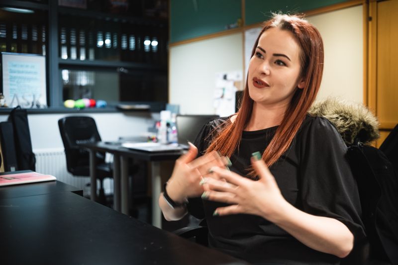 Nicole Bruun säger att hon lärde sig finska ganska sent vilket betydde att det inte passade som studiespråk för henne. – Jag upplever inte att min finska är så stark att jag skulle få ut lika mycket av studierna, säger hon.