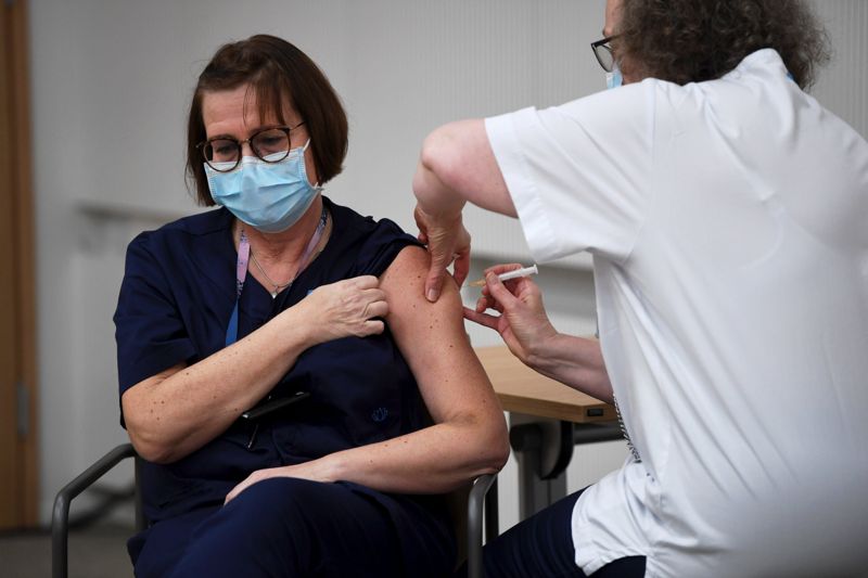 Sjukskötaren Eija Koponen vid Helsingfors universitetssjukhus hörde till de första som vaccinerades mot coronaviruset i Finland i julhelgen 2020.