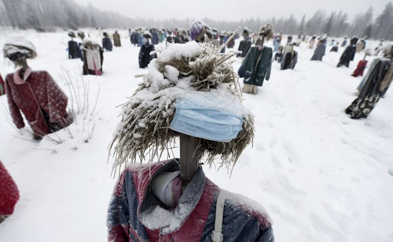 I Suomussalmi fick dansaren och koreografen Reijo Kelas miljökonstverk Det tysta folket munskydd i december 2020.