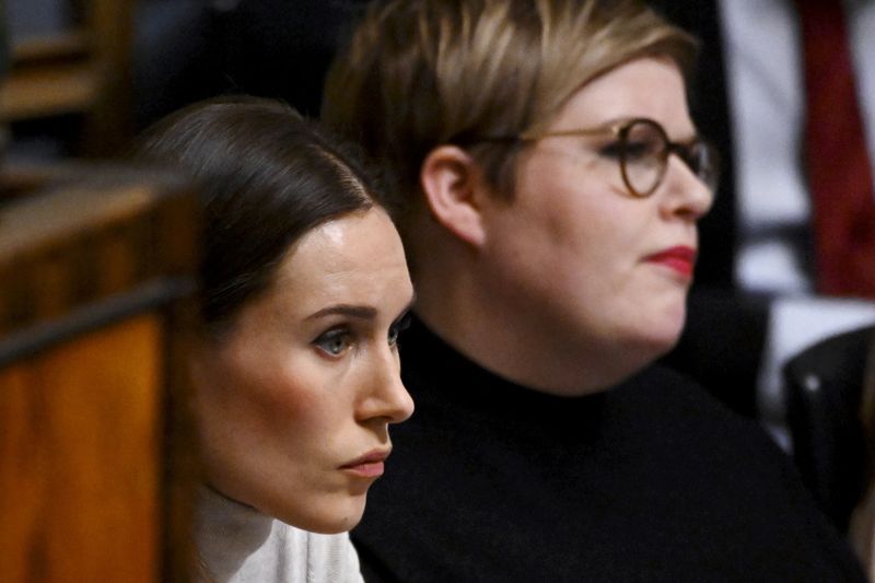 Statsminister Sanna Marin (SDP) meddelade på riksdagens frågetimme på torsdagen, att hon kommer att diskutera situationen som har uppstått i regeringen. Centerns ordförande Annika Saarikko, till höger.
