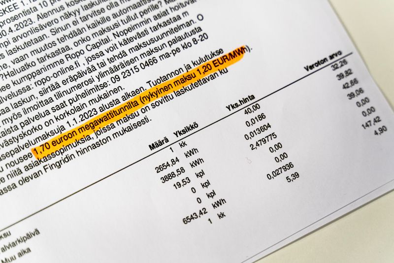 – Oomi höjde priserna två gånger under hösten. Orsaken var att priserna brukar stiga under vintern. Men samtidigt höjer Fingrid sina priser hela tiden och nu betalar vi runt 40 cent per kilowattimme, säger Tiina Nurmi-Kokko.
