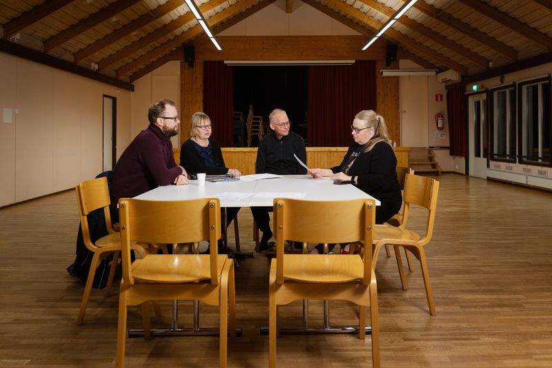 Kristian Pennala, Rita Niemi, Lars Selenius och Tiina Nurmi-Kokko på Helsinge Kyrkoby Ungdomsförenings möte vid Midgård.