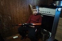 Sjuåriga Sasja i Torelsk har fått ett leksaksgevär i julklapp. Han går i skola på distans, men eftersom elektriciteten ofta stängs av går det inte alltid att hålla lektionerna som planerat.