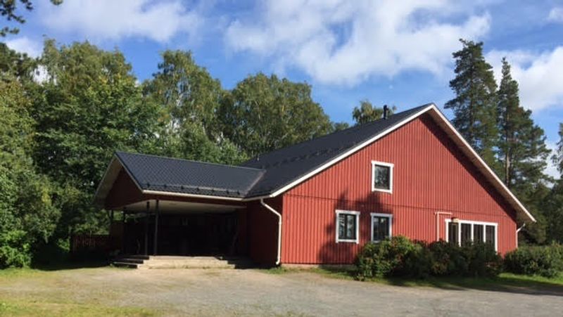 HKUF:s föreningshus Midgård i Vanda där ungdoms- och övrig fritidsverksamhet bedrivs.
