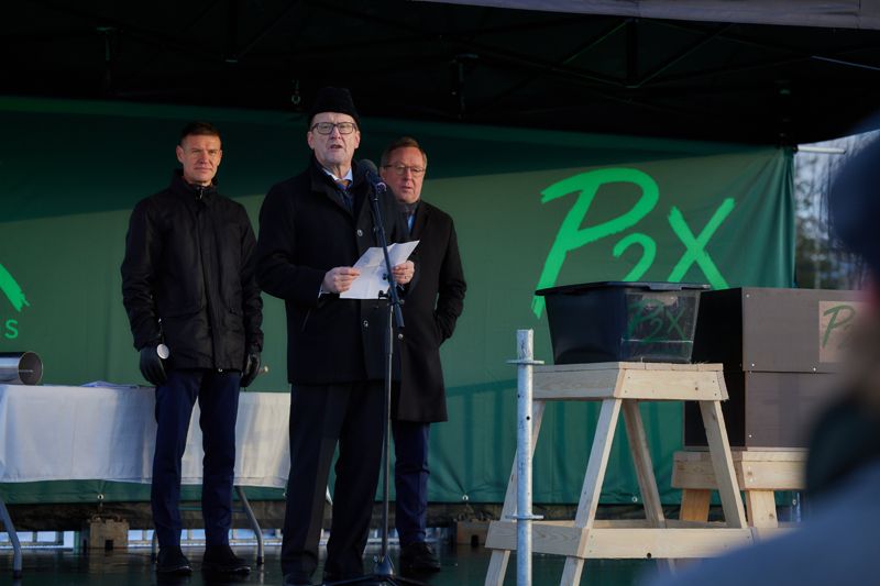 Väteekonomin i Finland har en lovande framtid, det är från vänster P2X vd Herkko Plit, styrelseordförande Esa Härmälä och näringsminister Mika Lintilä övertygade om.