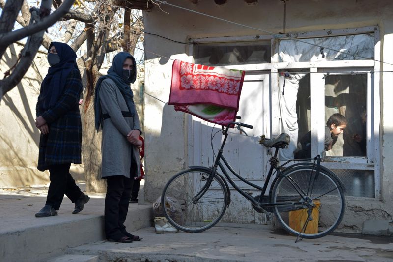 Den här kvinnan, Marwa, skulle i vår ha blivit den första kvinnan i sin familj att börja på universitet. Men efter talibanernas beslut i december får hon inte studera. Kvinnornas rättigheter i Afghanistan har begränsats mer än någon annanstans.