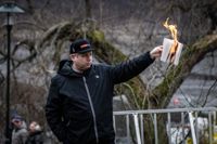 Rasmus Paludan bränner koranen i närheten av den turkiska ambassaden i Diplomatstaden i Stockholm