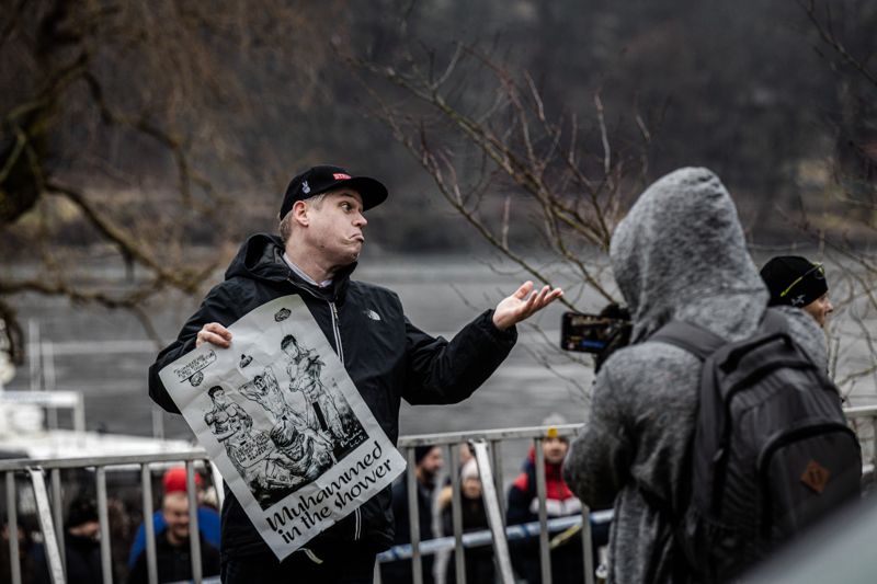 Paludan gör allt för att ställa till med oroligheter. Bland annat visade han upp en teckning som heter Muhammed i duschen.
