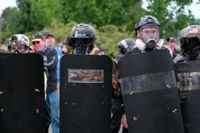Den milisliknande gruppen Proud Boys är en del av en högerextrem rörelse i USA som hamnat i blickfånget i samband med stormningen av kongressen. Här ses de göra sig redo för sammandrabbningar med antifascistiska demonstranter i Portland förra hösten.
