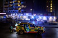 Vid Huvudsta centrum i Solna sköts en man till döds på fredagskvällen. Mannen låg livlös utomhus när polisen kom dit.