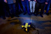 Demonstranter brände en svensk flagga utanför Sveriges generalkonsulat i Istanbul, som en reaktion på koranabränningen i Stockholm på lördagen