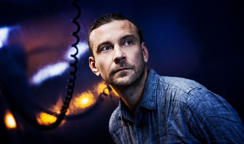 Från att ha varit en framgångsrik dramatiker i Ryssland har Mikhail Durnenkov blivit persona non grata i hemlandet. Han lever för tillfället i exil i Finland, där hans senaste pjäs sätts upp som ett samarbete mellan Klockriketeatern och Esbo stadsteater.