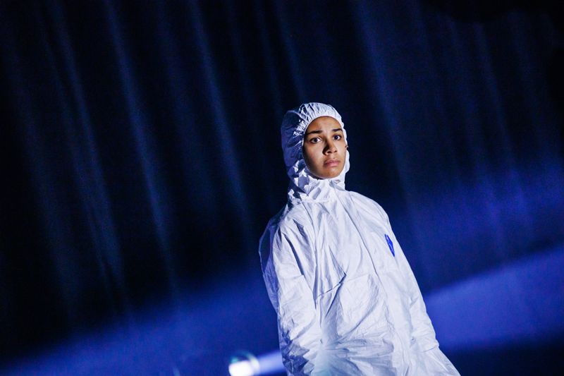 Skådespelaren Antonia Atarah gör sig redo att låta robotrollen ta över. Bilden är tagen vid repetitionerna av En kort episod i svampcivilisationens universella historia.
