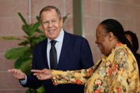 Rysslands utrikesminister Sergej Lavrov välkomnas av sin sydafrikanska kollega Naledi Pandor. Sen kriget i Ukraina bröt ut har Lavrov startat en charmoffensiv, och hunnit besöka kring en femtedel av Afrikas länder.