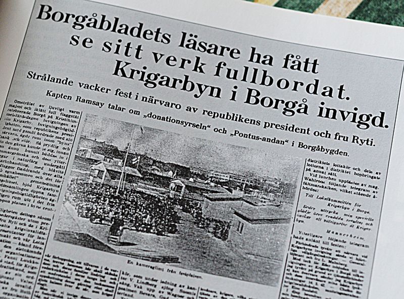 När Krigarbyn fyllde 70 år gjorde Borgåbladet ett reportage om byn och plockade då fram gamla artiklar ur tidningsarkivet.