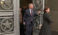En stillbild från ett videoklipp visar hur Margus Laidre, Estlands ambassadör i Ryssland, lämnar det ryska utrikesdepartementet i Moskva på måndagen.
