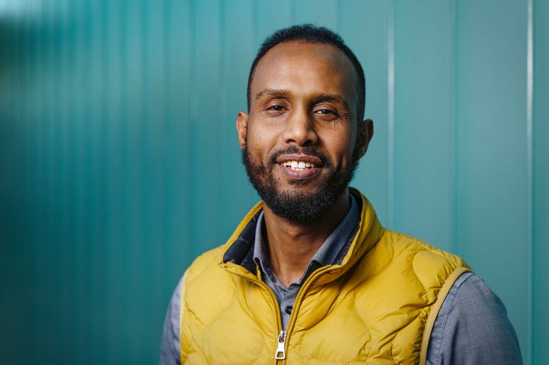 – Det största hindret i det finländska arbetslivet då det handlar om att anställa personer med invandrarbakgrund är den negativa attityden. Och man måste ändra attityden på ett konkret sätt, säger Hassan.