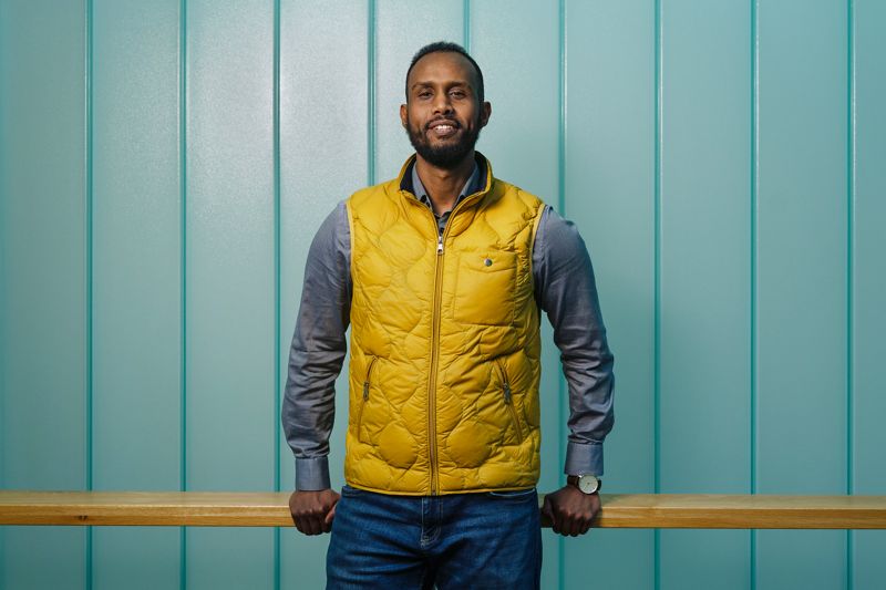 Ahmed Hassan arbetar med sin hjärtefråga. I sina studier har han också forskat i hur man kunde göra det smidigare för personer med invandrarbakgrund att hitta arbete.