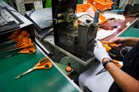 Vid fabriken i Billnäs tillverkar man den kända saxen.