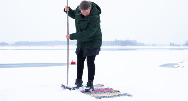 Rengör mattor vintertid ute i snön. Låt mattan först bli kall utomhus innan du lägger snön på mattan.  