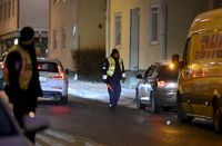 Polisen stoppade bilar när de svängde in på Abrahamsgatan från Lönnrotsgatan.