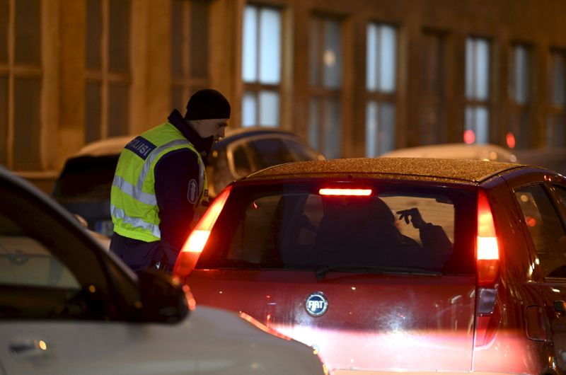 ”Jag visste inte”, fick Helsingforspolisen höra under sin kontroll av hur dubbdäcksförbudet efterföljs på Lönnrotsgatan.