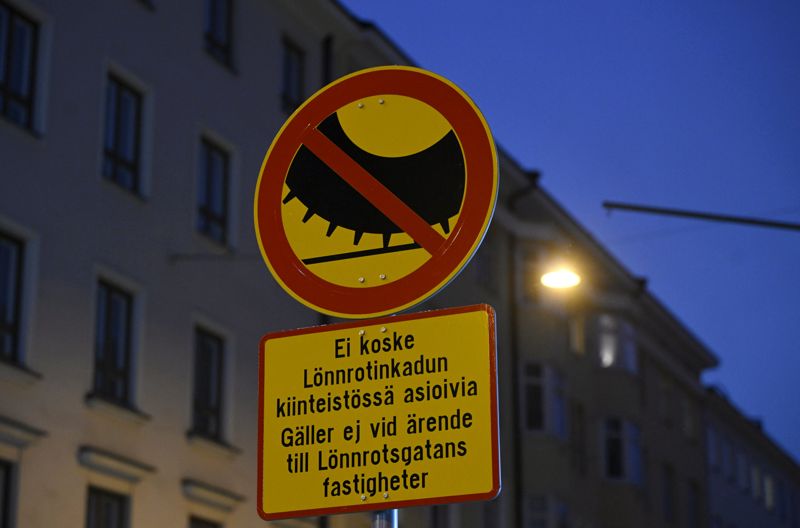 Så här ser skylten ut som upplyser om det dubbdäcksförbud som Helsingfors stad har infört som ett treårigt försök.