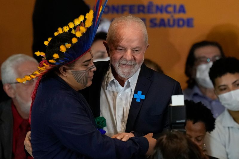 Lula da Silva kramar yanomamiledaren Junior Yanomami i São Paulo i augusti 2022.