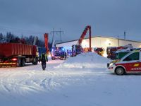 Räddningspersonal vid branden i Eltetes industrihall i Lovisa.