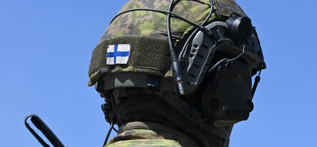 En soldat från den finska armén bär landets flagga på sin hjälm under Dynamic Front 22, den årliga integrerade artilleri-övningen i Europa som leds av den amerikanska armén.