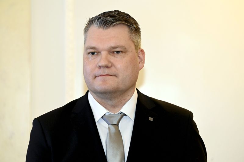 Försvarsminister Mikko Savola säger att exportbeslutet var en ”helhetsbedömning”. Hans föregångare Antti Kaikkonen, som är föräldraledig, meddelade under ett besök i Ankara i december, att exporttillstånden till Turkiet kan ses över.