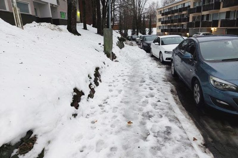 Så här ser det ut på en gata där staden har svårt att få bort snön från trottoaren. Framöver vill man minska på antalet halkolyckor.