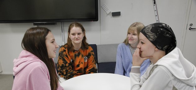  Valet av skola är inte alltid lätt, säger Katariina Karvonen (fr v), Hanna-Mari Sinisalo, Jenny Lindman och Amanda Laaksonen som går i Strömborgska skolan.