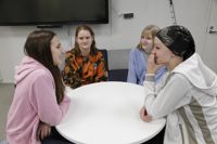 Valet av skola är inte alltid lätt, säger Katariina Karvonen (fr v), Hanna-Mari Sinisalo, Jenny Lindman och Amanda Laaksonen som går i Strömborgska skolan.