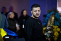 Ukrainas president Volodymyr Zelenskyj under en minnesstund för offren i en dödlig helikopterkrasch utanför Kiev. Bild från den 21 januari.