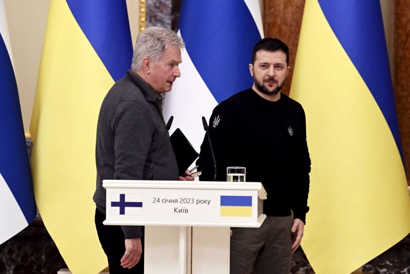 President Sauli Niinistö och president Volodymyr Zelenskyj under presskonferensen på tisdagseftermiddagen.
