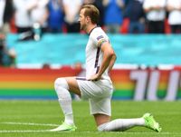 Den engelska fotbollsspelaren Harry Kane med ett regnbågsarmband vid en landskamp 2020. Vid VM i Qatar blev det däremot inga regnbågar runt armen trots att det var avsikten.