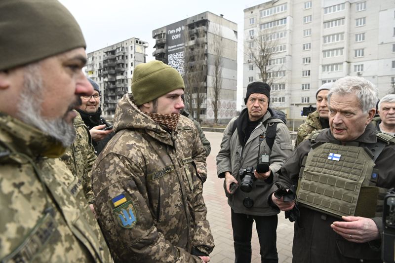 President Sauli Niinistö talar med de ukrainska pappan Nazarii Nazarov (t.v.) och sonen Ihor Nazarov under sin vandring i Borodjanka.