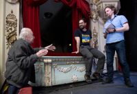 Tonsättaren Aulis Sallinen tackar regissörerna-koreograferna Valtteri Raekallio och Thomas Freundlich efter repetitionerna på hans verk Barabbasdialoger, som har premiär på Alexandersteatern i januari.